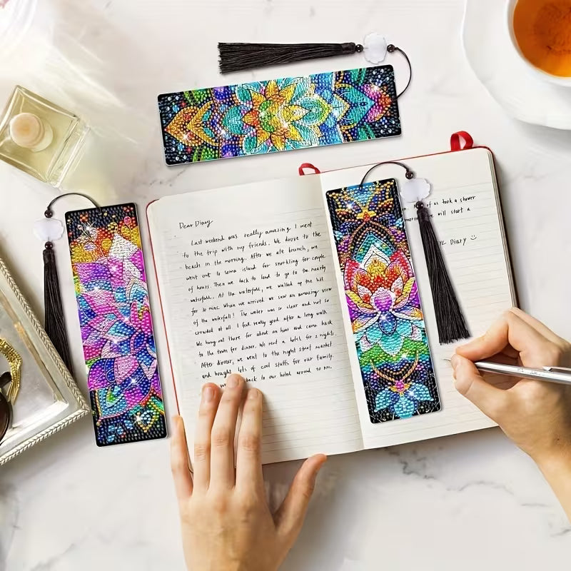 Detalle de los separadores de libros mostrando el brillo de los diamantes de resina