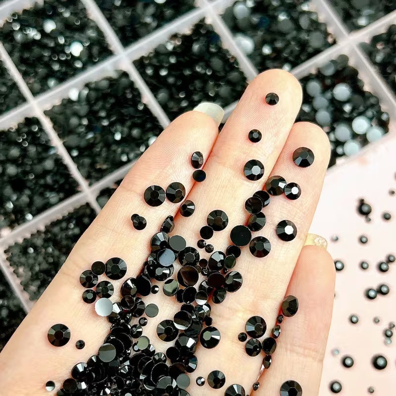 Detalle de los diamantes de resina negros del kit bedazzling