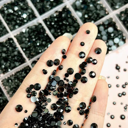 Detalle de los diamantes de resina negros del kit bedazzling